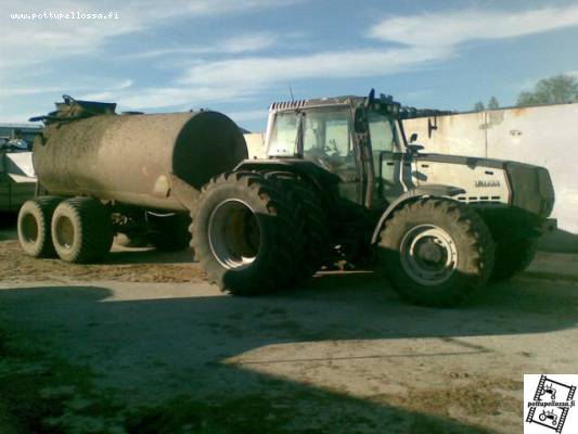 Valtra 8550HT ja lietevaunu laakasiilossa
No näyttääkö se yhtään siistimmän näköseltä, kun on paripyörät ja sivupellit paikoillaan..? 
Avainsanat: Valtra 8550