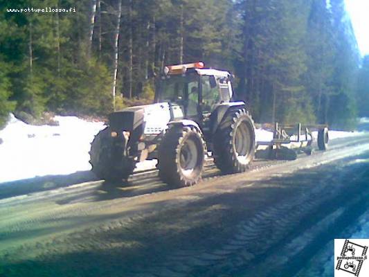 8750 lananvedossa
Kävi käsky että sorateille pitää antaa ensiapua joten käytiin vähä sutimassa lanalla pahimpii tasaseks.
Avainsanat: traktorit ,koneet ,valmet ,lana