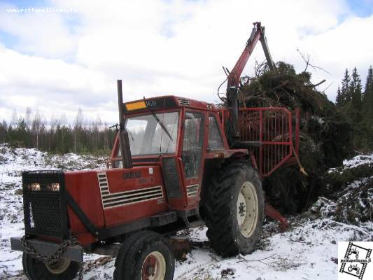 Fiiatti metsäohjaamolla
Fiiuun on rakennettu tankki keulalle ja jalkatilat taakse. Pohjapanssari peittää koko alustan. Kärsii työntää surutta pöpelikköön, jos ei oo ajouraa just siinä paikassa.
Avainsanat: Fiiat