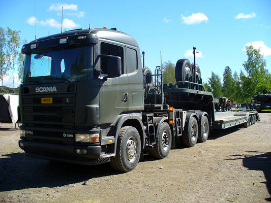 Puolustusvoimien lavettiauto
Puolustusvoimien Scania 164G V8 580Hp lavettiauto hakemassa panssarivaunu 
Avainsanat: Puolustusvoimat Scania erikoiskuljetus