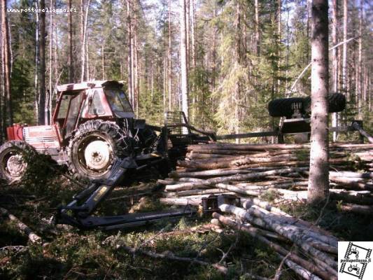 fiatti 880 ja kärry
kuuluisia viim,eisiä sanoja "on se menny isommanki kannon yli"
Avainsanat: fiatti, 880