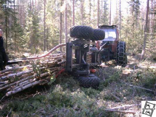 fiatti 880 ja kärry
Kuuluisia viimeisiä sanoja "On se menny isommanki kannon yli". tuosa vähä toisesta kulmasta.
Avainsanat: fiatti, 880