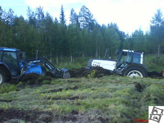 Valmet 8100, JF GMS 2800 kiinni ja Valtra 6550 vetämässä
oli saran pää vähä pehmiä, 8100:nen tipahti paikalleen. tuossa vaiheessa oli jo 2 tuntia yritetty saada ylös, lopulta piti kaivuri hakea et sai ylös
Avainsanat: Valmet 8100 JF GMS 2800 Valtra 6550