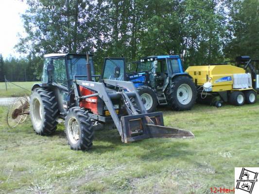 Valmet 665+Harava ja Valtra 6550+New Holland BR560A combi
665:lla haravoidaan ojan laidat ku on tuo paalain sen verta raskas ettei ojan laidat kestä
Avainsanat: Valmet 665+Harava ja Valtra 6550+New Holland BR560A combi