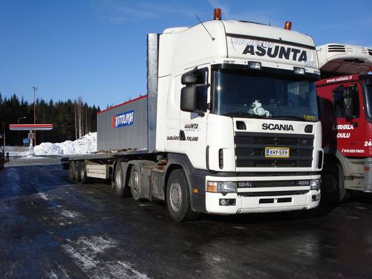 Kuljetus Asunnan Scania 124L
Kuljetus Asunta Oy:n Scania 124L puoliperävaunuyhdistelmä.
Avainsanat: Asunta Scania 124 ABC Hirvaskangas