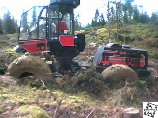 Valmet 901-II   sukeltamassa
Joku on joskus sanonu että Valmet on syvältä, mutta mää tykkään ett hyvä kone se on..
Tässä kuvassakin se ei ole syvältä, vaan se on syvällä. hehee
Avainsanat: Valmet