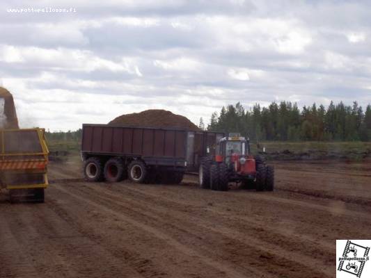 Aumalle päin
Jälleen yksi lasti aumalle.Tällä kertaa nevan ejessä vm.92 14245.
Avainsanat: turvesuo