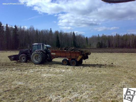 Valmet 6900 & Belarus PTU7
Isäntä oli ostanu hienon paska kärryn. Ei tarvii onneks enää etukuormaajalla yrittää patteria levittää
Avainsanat: belarus valmet