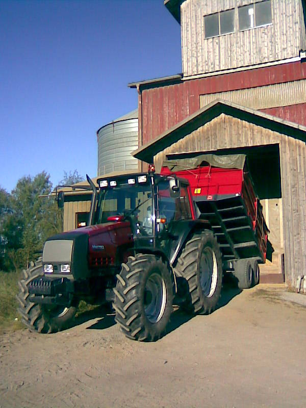 Valtra 6550 ja Tuhti WS 100
Ohrakuorman kippaus
Avainsanat: Valtra Tuhti