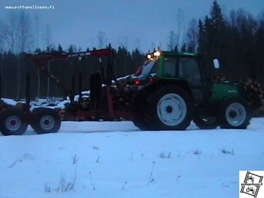 N31
Valtra 6400 ja patu vaunu ja kuormain
