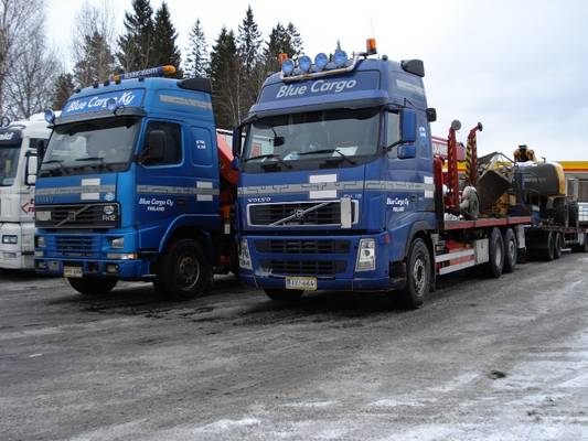 Blue Cargon Volvoja
Blue Cargo Oy:n uudempi ja vanhempi Volvo FH12.
Avainsanat: Blue-cargo Volvo FH12 Shell Hirvaskangas