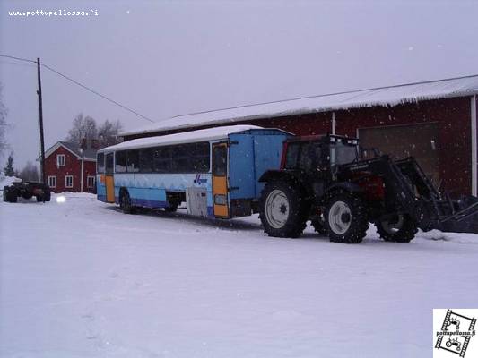 Valtra 6850 HTT ja bussikärry
Valtra 6850 ja Volvo B10:stä tehty bussikärry. 

On varsin letkeä vedettävä maantienopeudessa. Ja osaa oikoa liittymissä!

Avainsanat: Valtra 6850 bussikärry