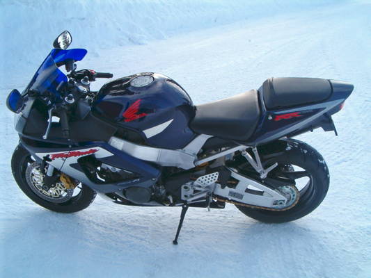 Honda CBR900RR+powercommander
Tuommonen mopo oottelis ensikesää
Avainsanat: Honda CBR