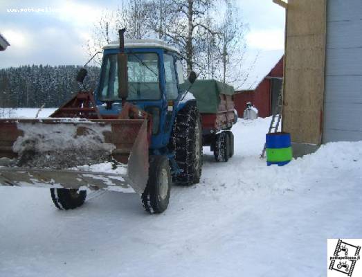 Ford 6610
Mein ropales on vaihtouhan alla. Alkaa pellon pää näkymään tälläkin koneella.
Avainsanat: ford 6610 ropales wanhus pikkuvoorti voorti