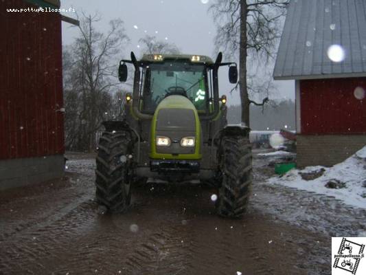 Valtran parkit.
Laitoin parkit ylä- ja ala-ajovalojen umpioihin. Alas helppo mut ylhäältä joutu ottaa koko paneelin irti ensin. Mut tuli komeet :D 
Avainsanat: parkit valtra valmet T140