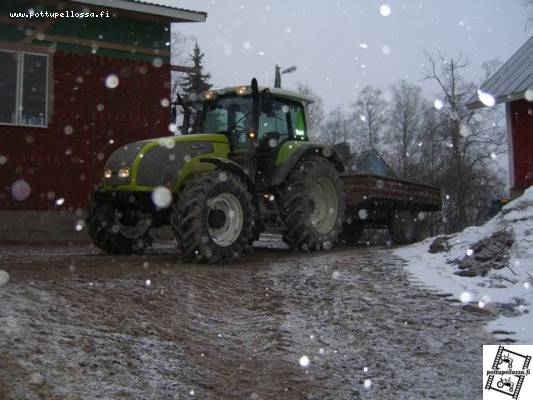 Valtra T140
kokonaiskuva koneesta. Pikkurattaat perässä. Ajettiin syksyllä soraa ni ei tuntunu pahemmin perässä ;)
Avainsanat: Valtra valmet T140