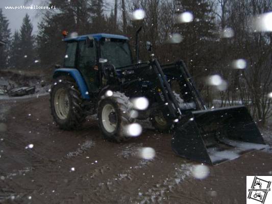 Nyykki
New Holland 6640. Tilan kuormainkone lumisateessa.
Avainsanat: New Holland 6640