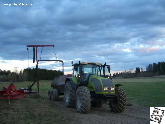 Valtra ja pikkukärrit
Valtralla paskanajossa. Liian pienet rattaat on... tiedän.
Avainsanat: Valtra ESA Hankkija