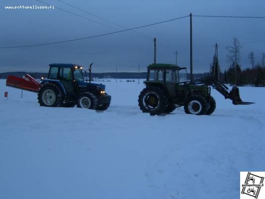 Hollanti ja kaverin jontikka
Joo siellähän nuo seisoo kun poltettiin pellolla 10 pyöröpaalia.
Avainsanat: Hollanti New Holland John Deere