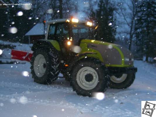 Valtra lumitöissä
aikas mukavasti tuli lunta niin pääsi valtrakin hommiin. Ainoat moitteet sai michelinin renkaat jotka oli tosi liukkaat. Pitänee sijoittaa nokialaisiin.
Avainsanat: Valtra T140 valmetti