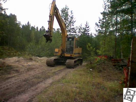 Cat 211 LC
Tommonenki vetoset on tos markilla pyöriny parivuotta. Käytetty viimme kesänä erityisesti pellon raivaukseen.
