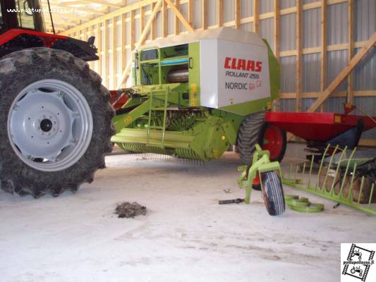 MF 6255 ja Claas 255
Noukkimen putsausta.
Avainsanat: MF 6255 Claas 255