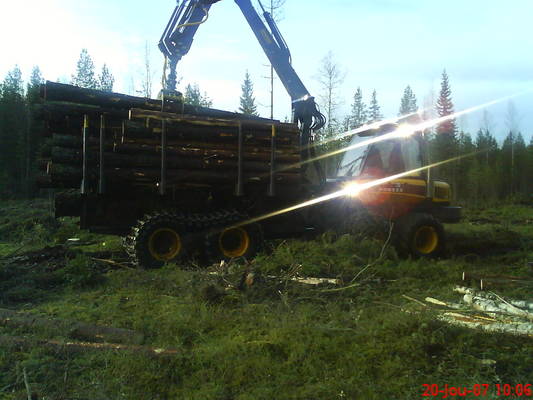 Elkillä sekatukkikuorma päällänsä.
Iha jees peli ollu nyt 1350h taulus.. elokuun alus tuli kone.
Avainsanat: ponsse elk