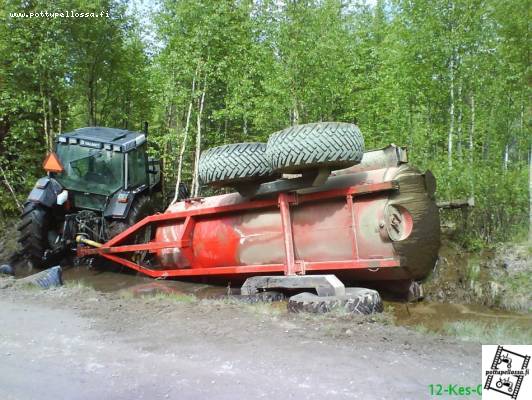 8100 valmet ja teko lietekärri otti ja lähti omille teille
"käännyit sit oikeelle" "No se yliohjautu"
Avainsanat: Valmet 8100 teko