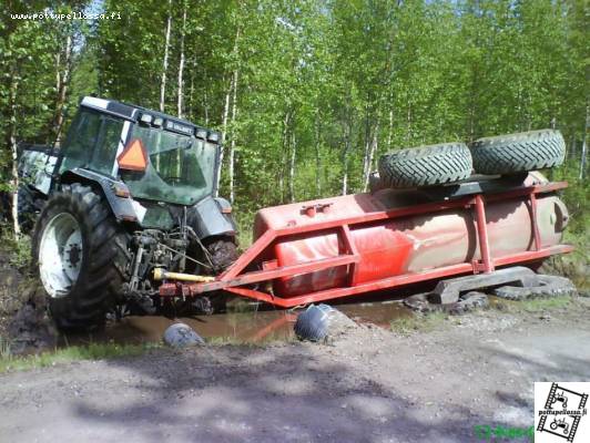 Valmet 8100+Teko lietekärri pöpelikössä
täys kuorma päällä ja lähti alamäes kärri puskee, hätäpäissään polkasin jarrut pohjaan ja sitten rytisi
Avainsanat: Valmet 8100 teko