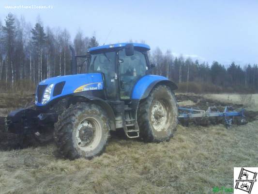 T7040 ja överummit
Keväistä kyntöä
Avainsanat: kyntöä