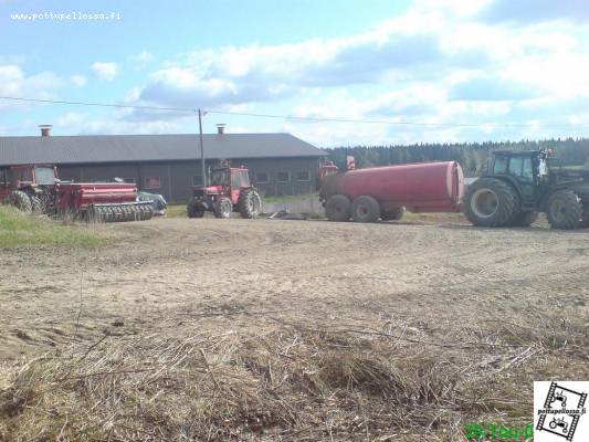 vasemmalta: volvo bm 705 -84 ja juko 3000ht, valmet 705 -88 ja potkuri ja pumppu, 8150 -04 ja matti
uuvempi 705 on vuokrakone ja kummasaki n. 100 heppaa, hitekissä jokunen enemmän
Avainsanat: 705 juko 705 8150 matti