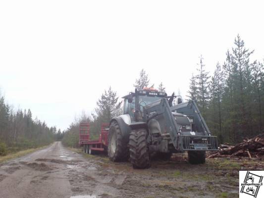 Valtra Ja Jpm
Piti käydä vähän metsässä kaivelemassa
Avainsanat: Jpm