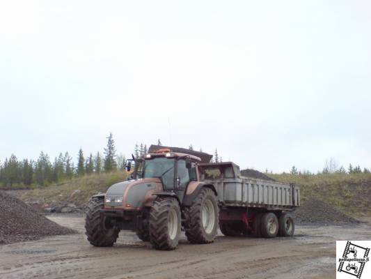 T-170 & volvosta tehty kärry
mursketta hakemasa. 
