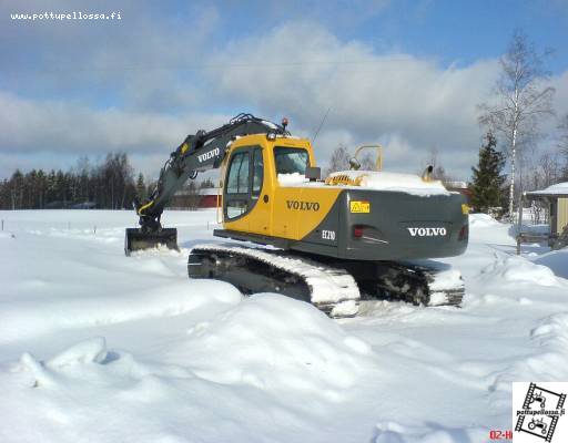 Volvo EC210
Vuosmalli muistaakseni 01 kaverin kaivuri olivat ajamassa kiviä.
Avainsanat: ec210