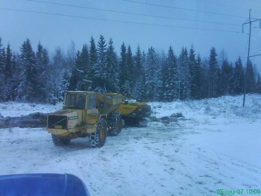 Volvo ec210 ja volvon dumpperi
Kivien ajoo
Avainsanat: kiviä