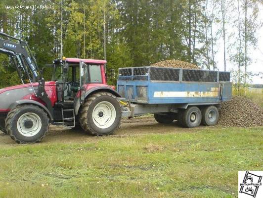 Perunan ajoa!
Valtra t 150 vm 06 ja ite tehty vetävä kärry,20 kuutiota kokonaispaino syksyllää vaakalla 33000 kg!
Avainsanat: Valtra T150