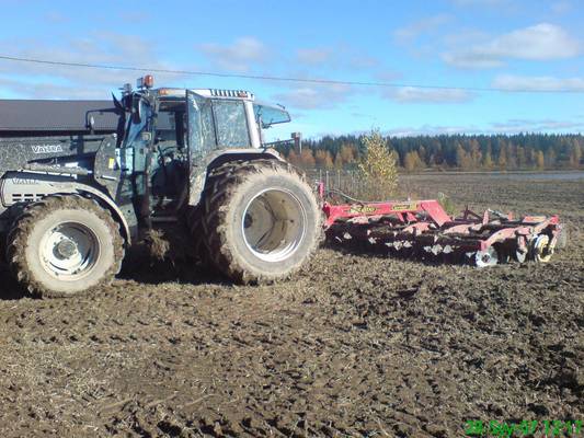 8150 ja carrier 500
lietteet multasin, meinaa olla turhan kosteeta carrierille ku on niin pirun tiheeks rakennettu, tukkii takarivin lautaset.
Avainsanat: 8150 carrier 500