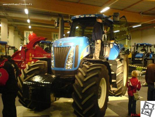 New Holland 8000
Koneagrisssa oli TRAKTOREITAKIN!
Avainsanat: 8000