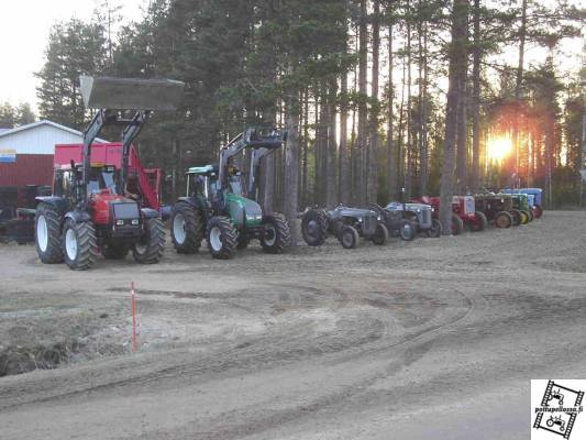 Omaa kalustoa
Valtra 8050 liikenne vm. 1999, Valtra A95 vm. 2006, Harmaa Ferguson 20 bensa vm. 1953, Ferguson vm. 1951, Valmet 565 vm. 1967, Zetor 25 A vm. 1956, Zetor 25 A vm. 1956 (käyttö entisöity), [yksi Zetor puuttuu kuvasta vm. 54], Fordson Dexta vm. 1962, Fordson Major diesel (valu-etuvanteilla) vm. 1953
Avainsanat: traktorit