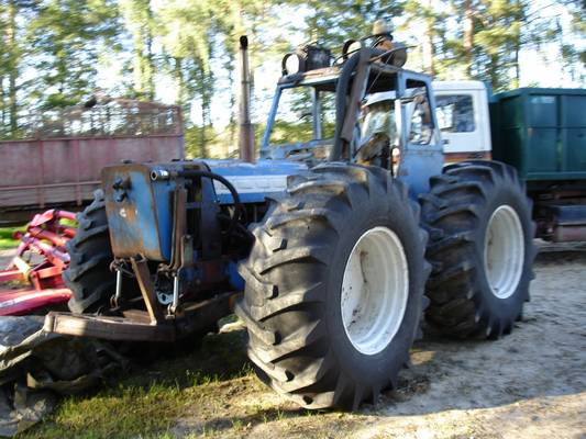 Itse "tuunattu" County 1204 (alun perin 654)
Vaihdettu uusi kone ja turbotettu. Edessä oleva pönttö on hydraulisäiliö...
Avainsanat: Ford County