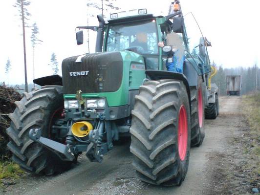 Fendt 930 
perässä Keslan hakkurivaunu
Avainsanat: fendt
