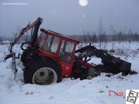 valmet 605 tipahti ojaan..
