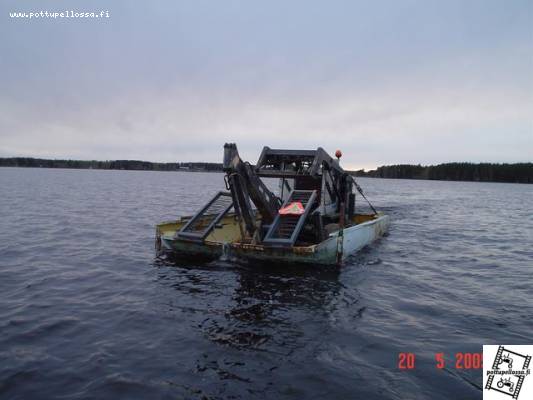 Koneen uittoa saareen
Koneen uittoa saareen. Liikkuu 15hv perämoottorilla. Ja ajosillassa kolmio koska samoja ramppeja käytetään raktorin kärryssä
Avainsanat: finn sammy mara