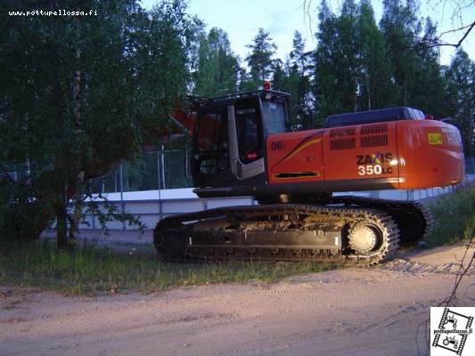 Hitachi 350LC
Näkyi olleen tuollainen yhdellä tietyömaalla
Avainsanat: 350LC Hitachi