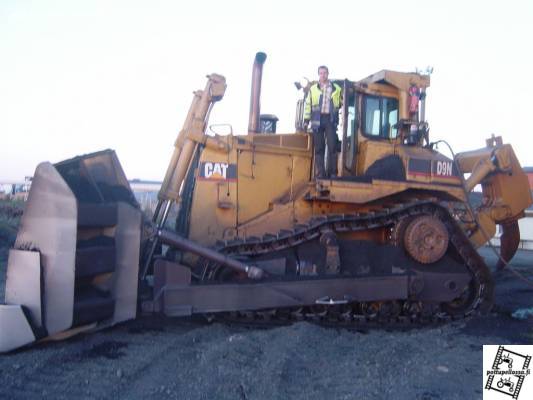 Caterpillar D9N
\'91 Cat D9N Tahkoluodon hiilisatamassa
Avainsanat: Cat Caterpillar telakone d9n puskukone hiili pillari