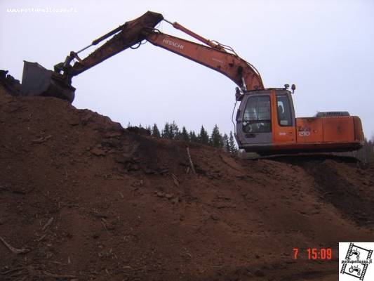 Hitachi 210LC
Auman kimpussa 3 kuution kauhalla varustettuna
Avainsanat: kaivuri