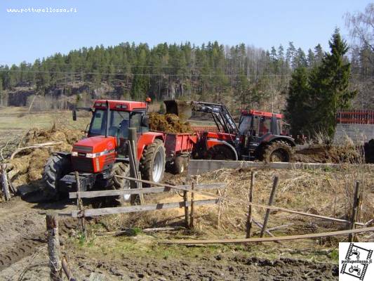 5150Pro + puolalainen kärry ja 956T + Isme 1700
Lannankuormausta
Avainsanat: 5150 956