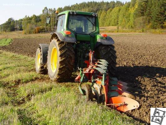 Kverneland AB-85 ja JD 6620
Kyntöä. On "pikkasen" kuivaa maa vielä.
Avainsanat: JD 6620 Kverneland