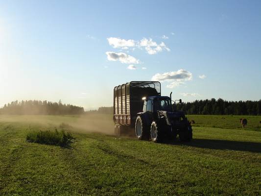 New Holland 7840 vetämässä rehukuormaa
Avainsanat: New Holland NH 7840 Ford