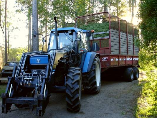 New Holland 7840 ja JF:llinen rehua
Avainsanat: New Holland NH 7840 Ford